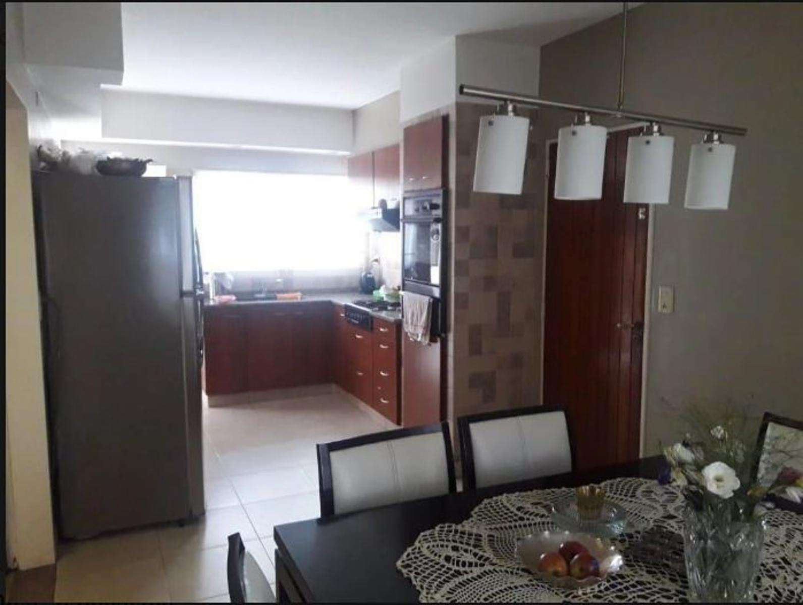 Muy linda casa de 5 amb con cochera