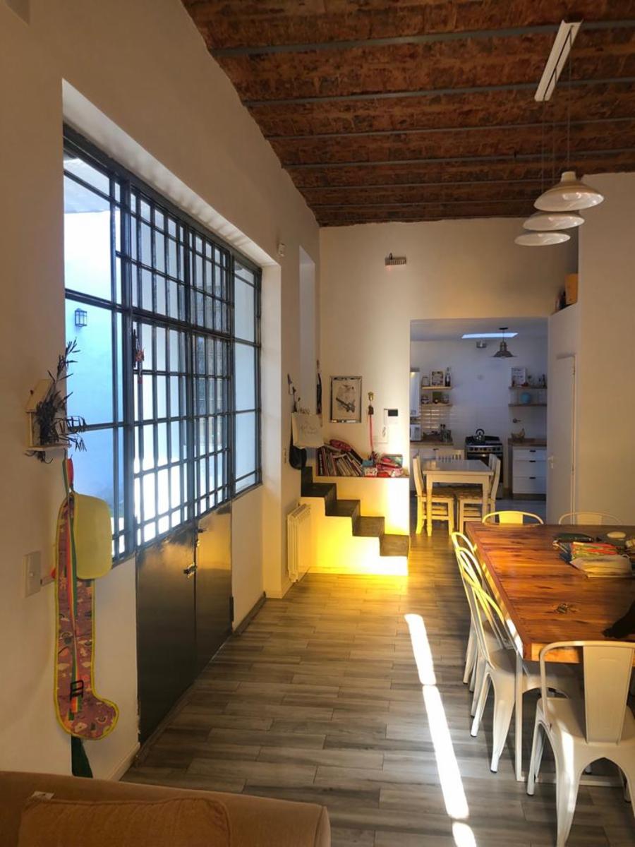 CASA DE 4 AMBIENTES CON GARAGE , RECIEN REFACCIONADA, IMPECABLE ,EXCELENTE UBICACION , VILLA LURO