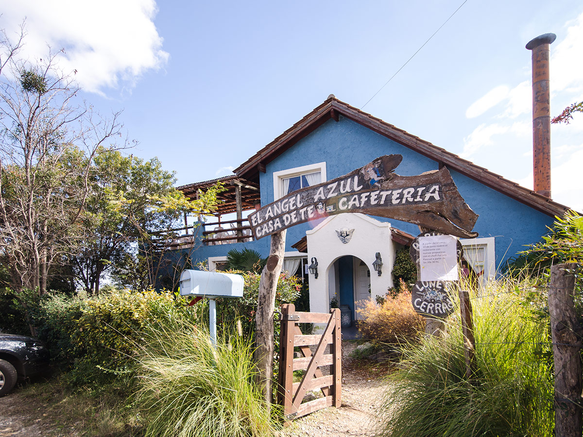 Casa de te EL ANGEL AZUL y vivienda sobre parque de 1500 m2