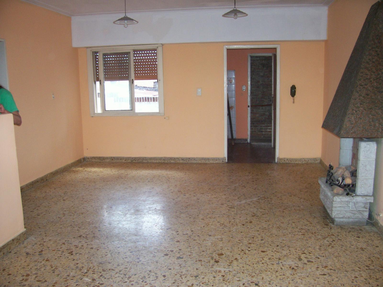 Tres departamentos y local sobre Avenida Espora.