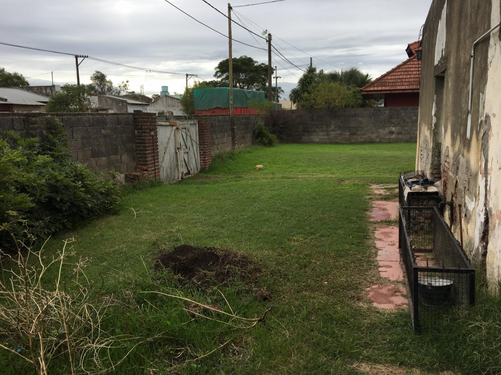 SE VENDE GRAN LOTE CON CASA  Y LOCAL A LA CALLE ZONA QUEQUEN