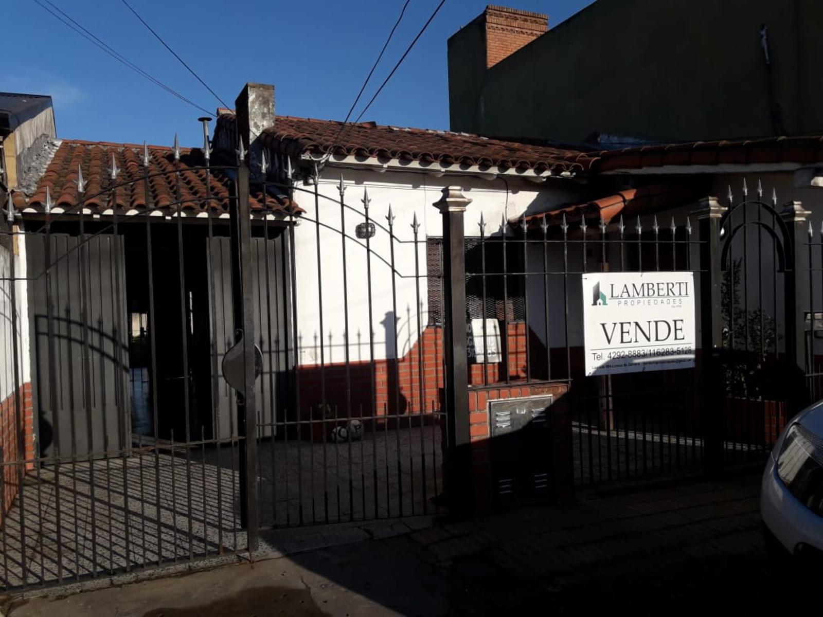 VENTA- CASA 3 AMBIENTES CON PARQUE ACEPTA PERMUTA