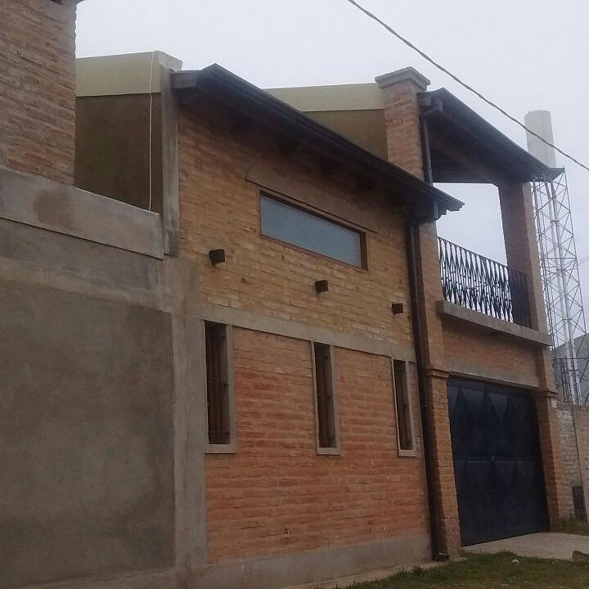 Casa de dos plantas en Banda Norte Este