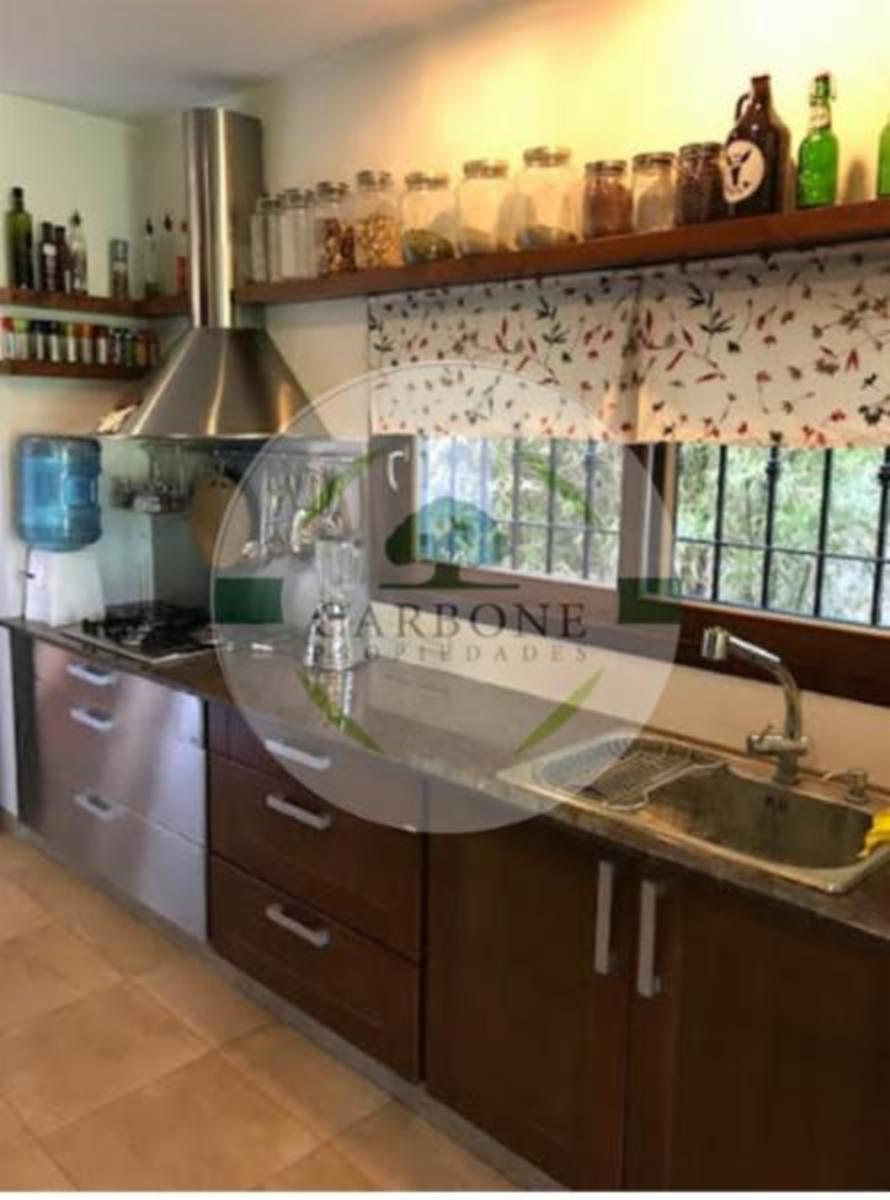 Miranda al 900  CHALET EN BUEN ESTADO (COCHERA, JARDÍN, QUINCHO, PISCINA) · Hurlingham — foto 3