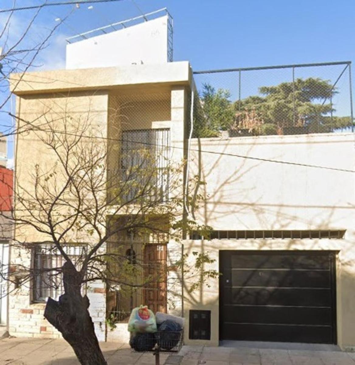CASA 4 AMBIENTES CON COCHERA Y TERRAZA - ZONA VILLA SARMIENTO