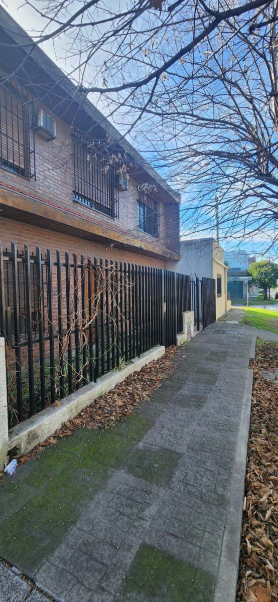 Casa En 2 Plantas 5 Ambientes Ideal Consutorios U Otro Destino