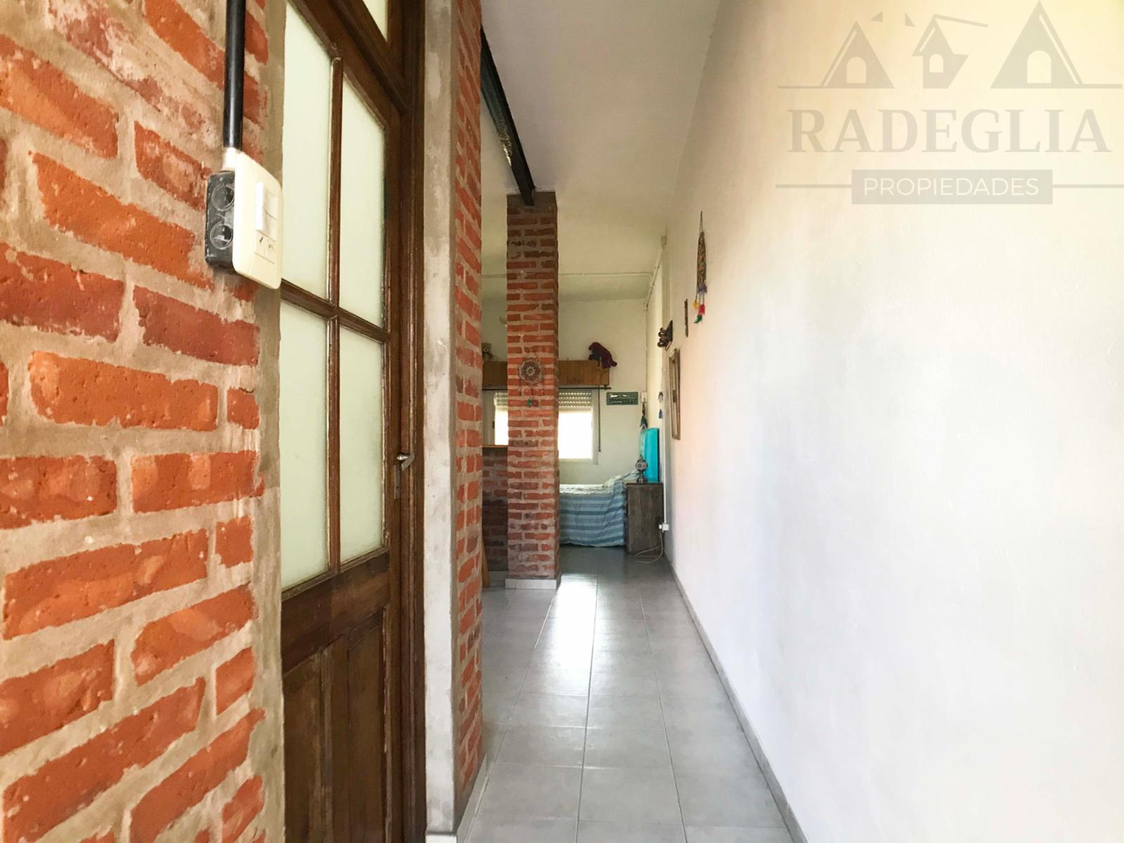 Lote de 300 m2. con departamento a 400 m. de avenida H. Yrigoyen y Monteverde.