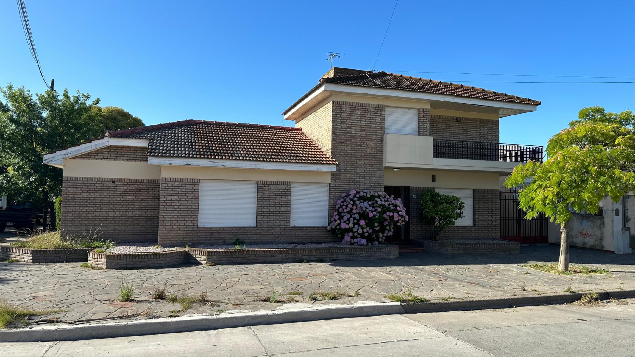 SE VENDE CASA CENTRICA EN VIEDMA