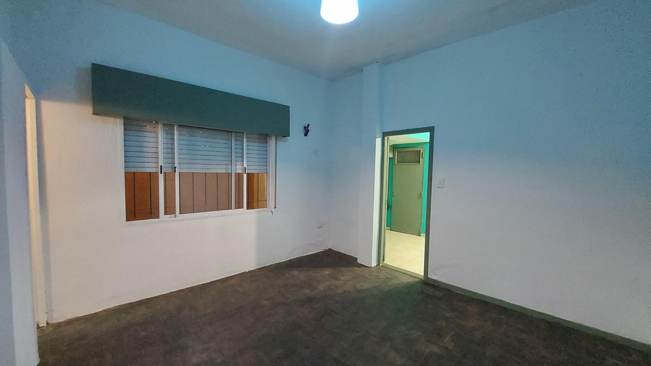Juan José Castaño 925 · Morón — foto 13