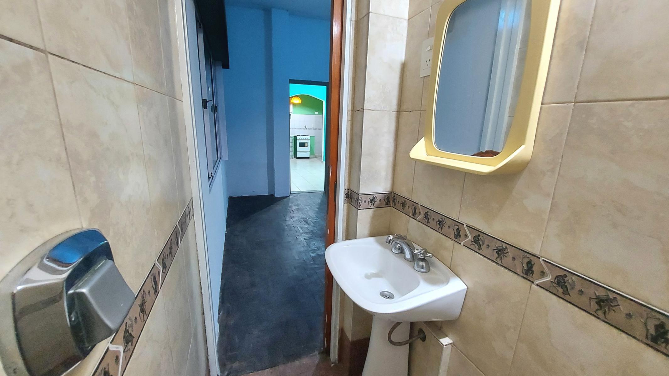 Juan José Castaño 925 · Morón — foto 15