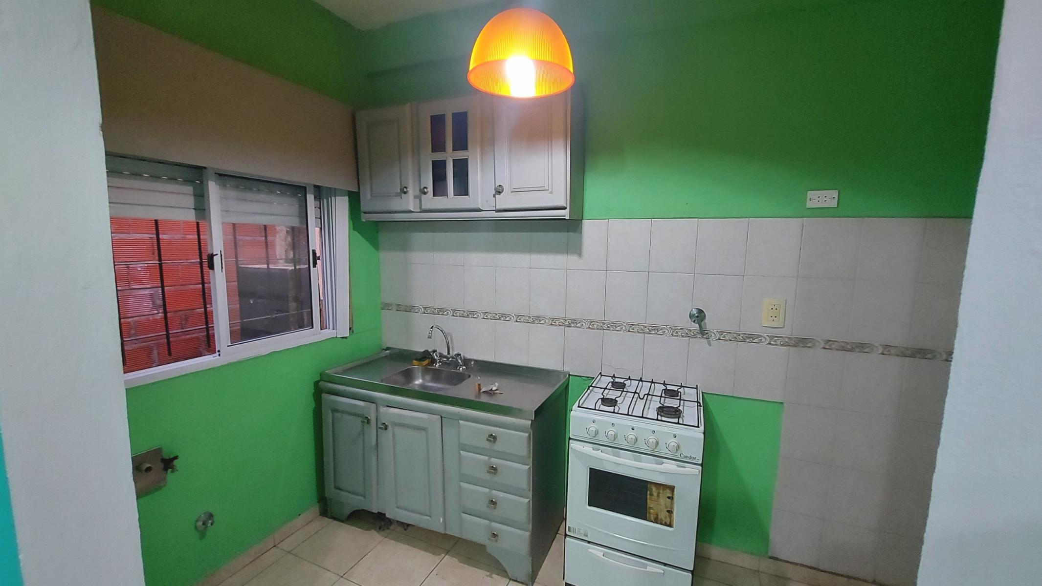 Juan José Castaño 925 · Morón — foto 3