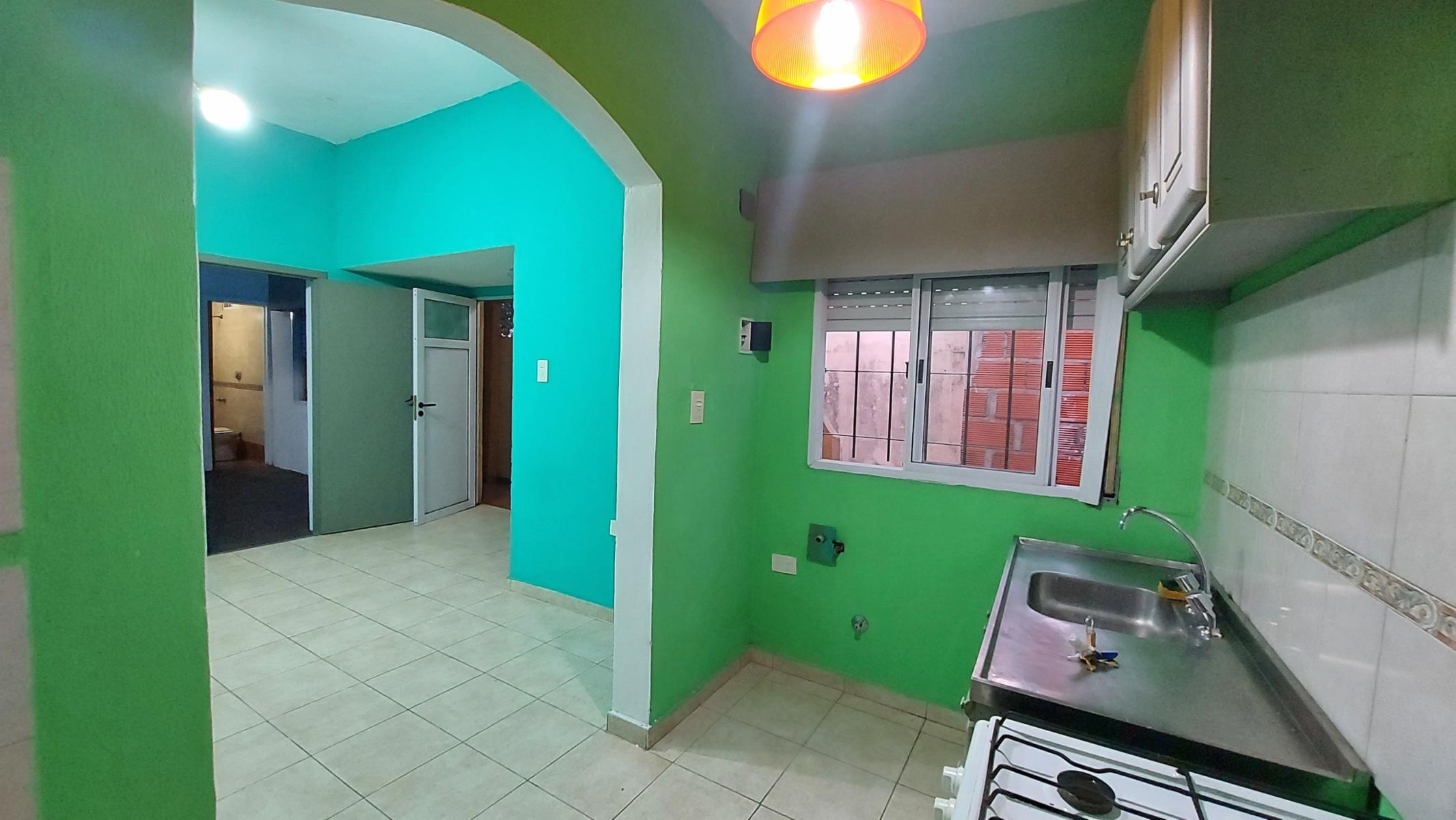Juan José Castaño 925 · Morón — foto 4