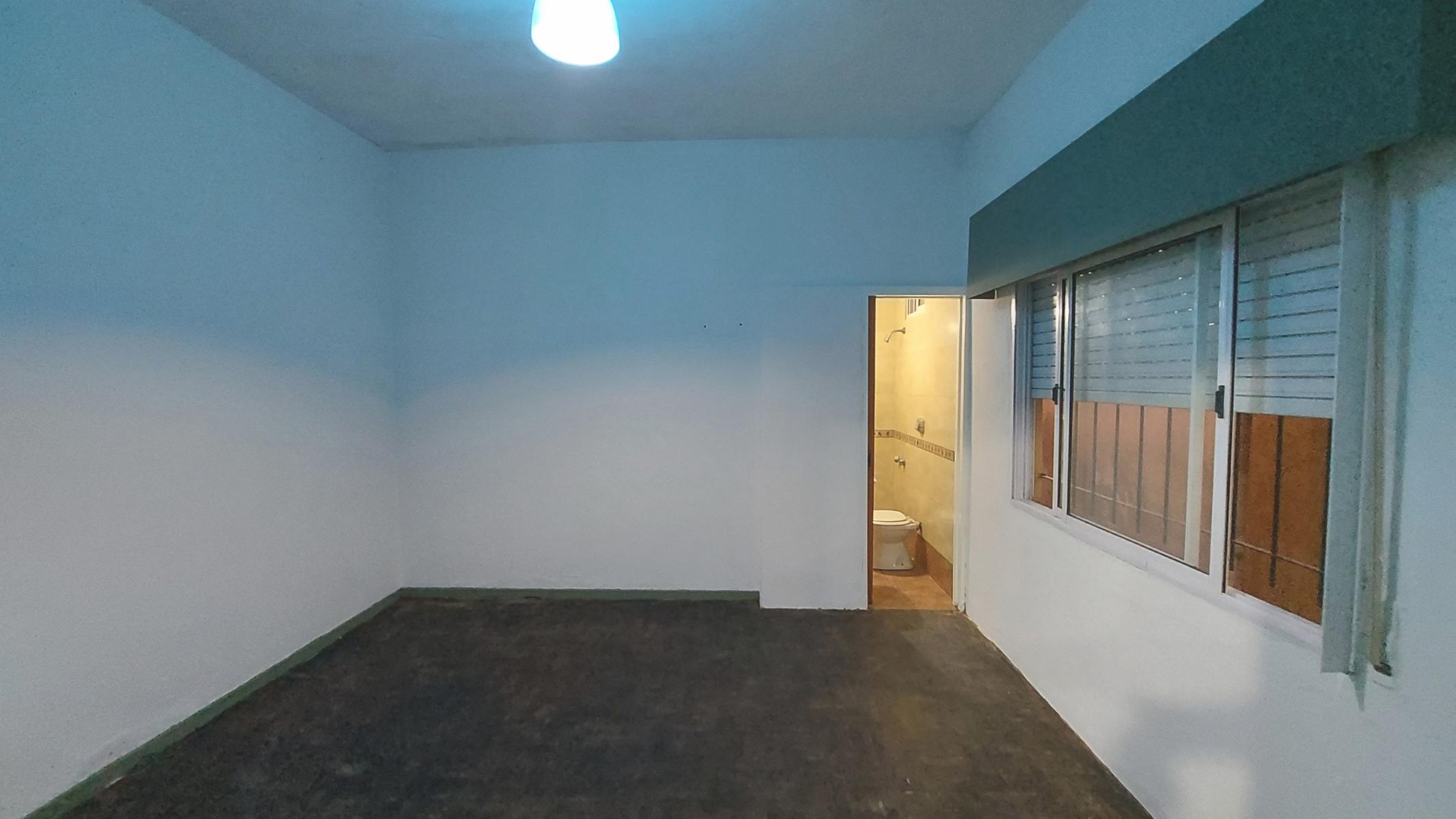 Juan José Castaño 925 · Morón — foto 7