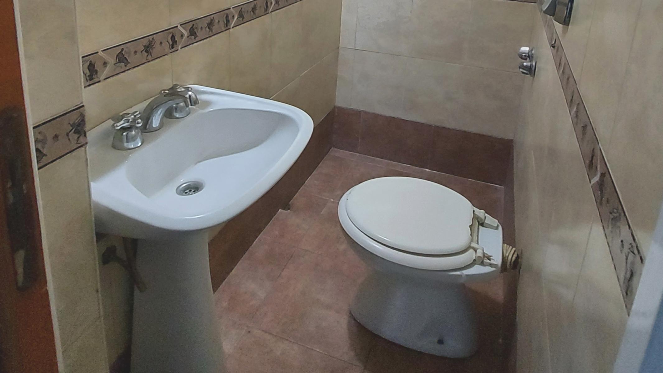 Juan José Castaño 925 · Morón — foto 8