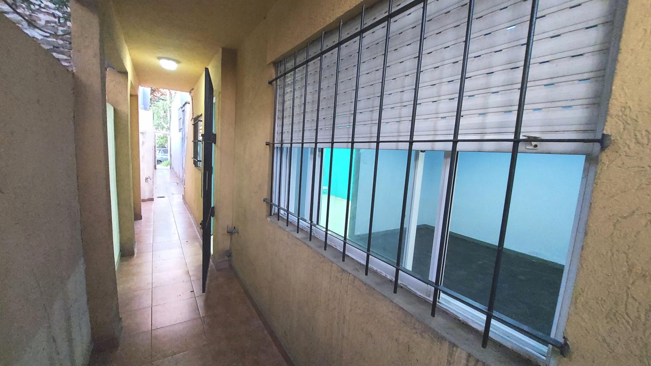 Juan José Castaño 925 · Morón — foto 10