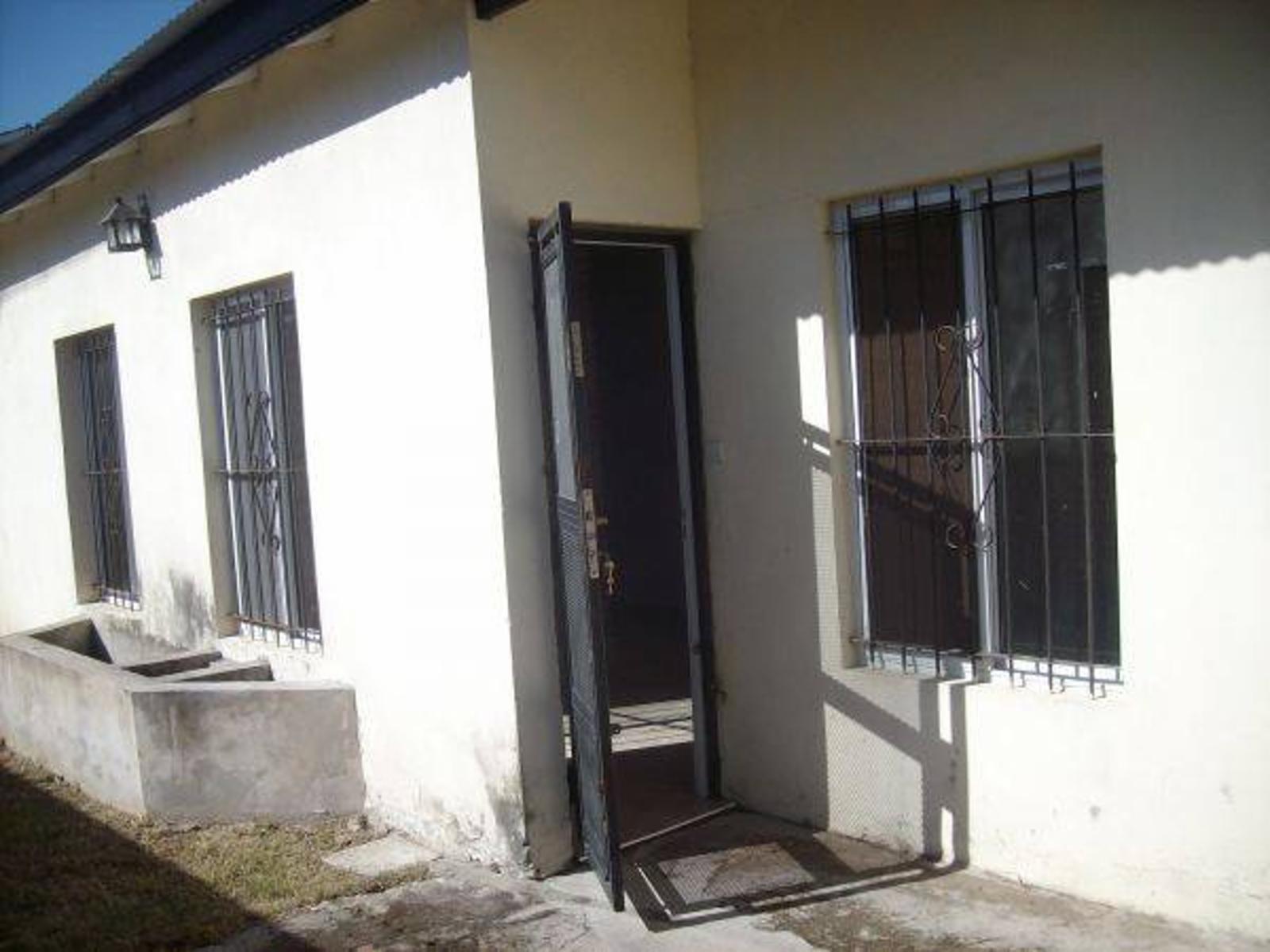 BURZACO: MUY LINDA CASA, 2 DORMITORIOS, CON GARAGE PASANTE, FONDO
