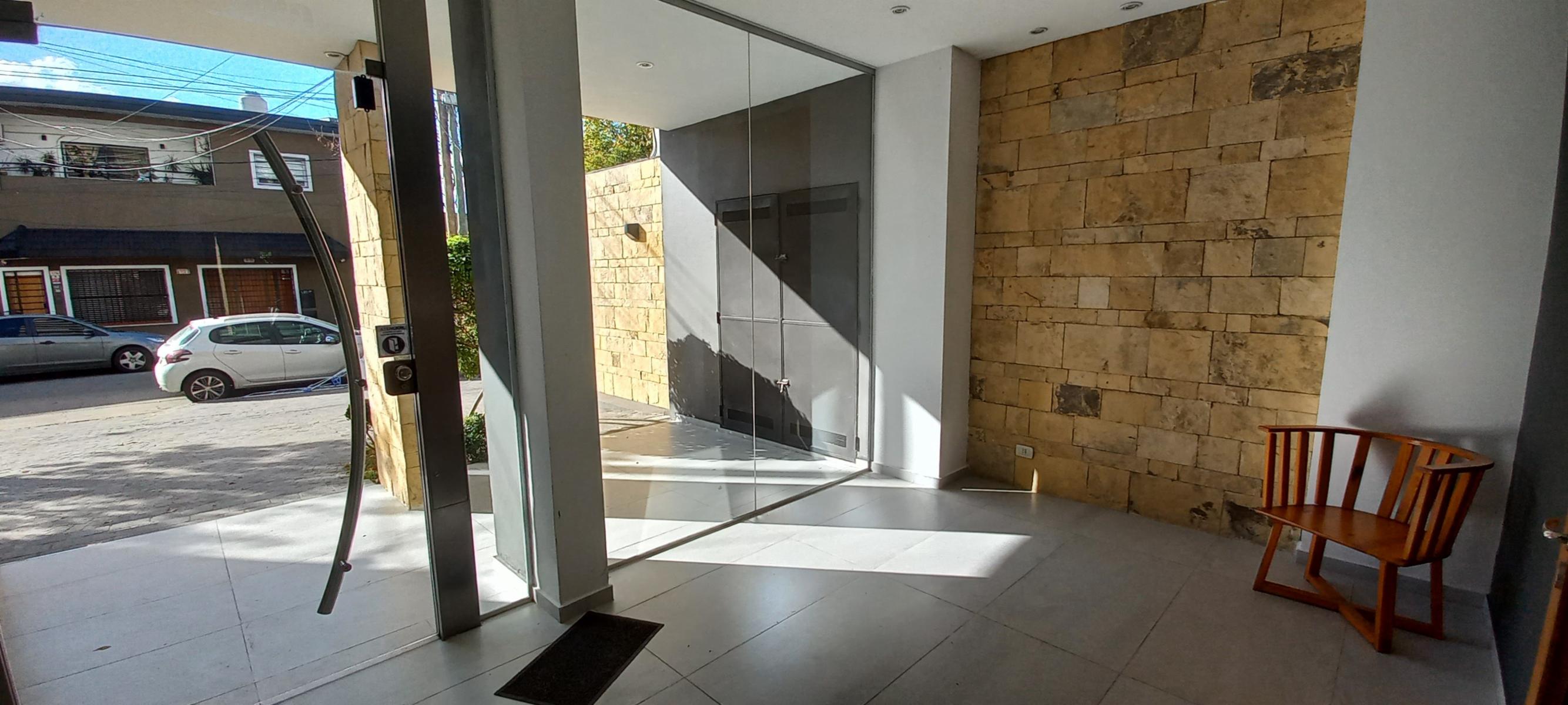 3 AMB. EN VENTA C/COCHERA Y TRIPLE BAULERA EN LANUS CTRO. 2 BAÑOS.BALCON AL FTE. APTO CREDITO.