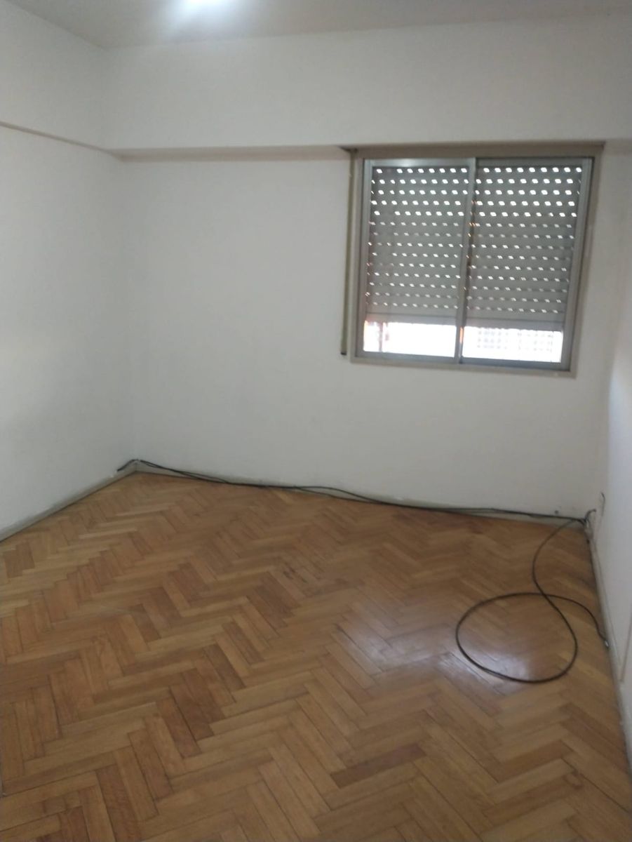 SE VENDE DPTO 4 AMB. AL FRENTE CON BALCON EN MONTE CASTRO