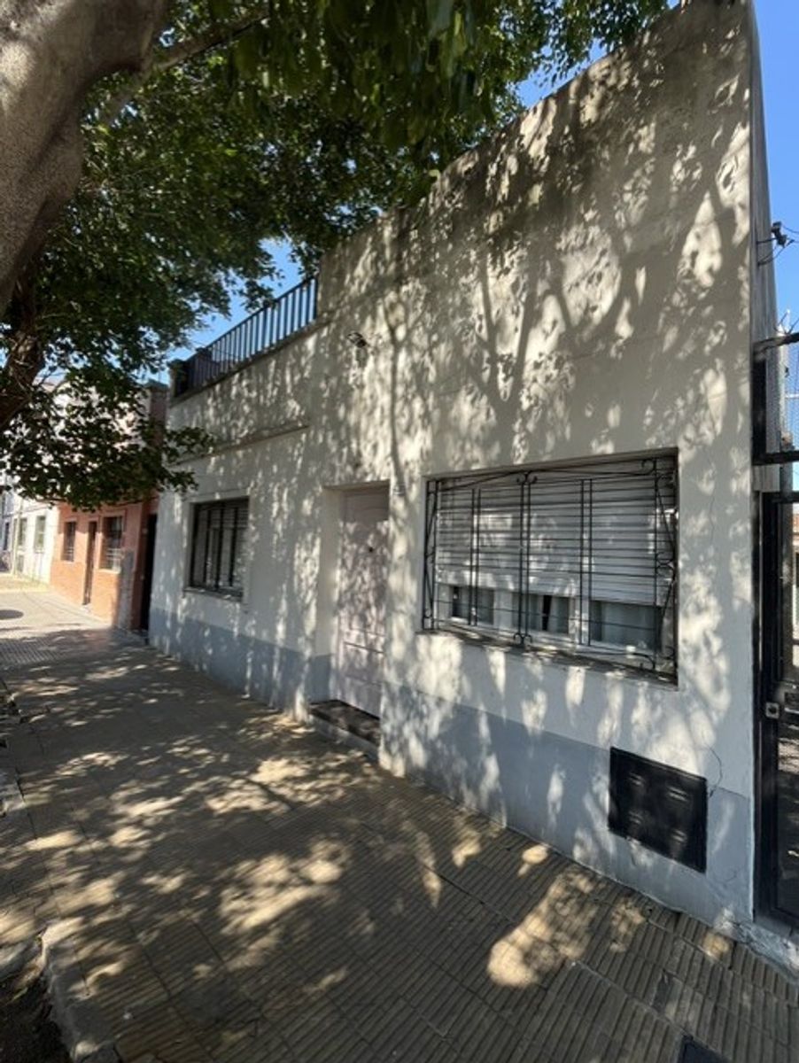 PH 3 AMBIENTES AL FRENTE CON PATIO CUBIERTO , y TERRAZA CON CUARTO - SANTOS LUGARES
