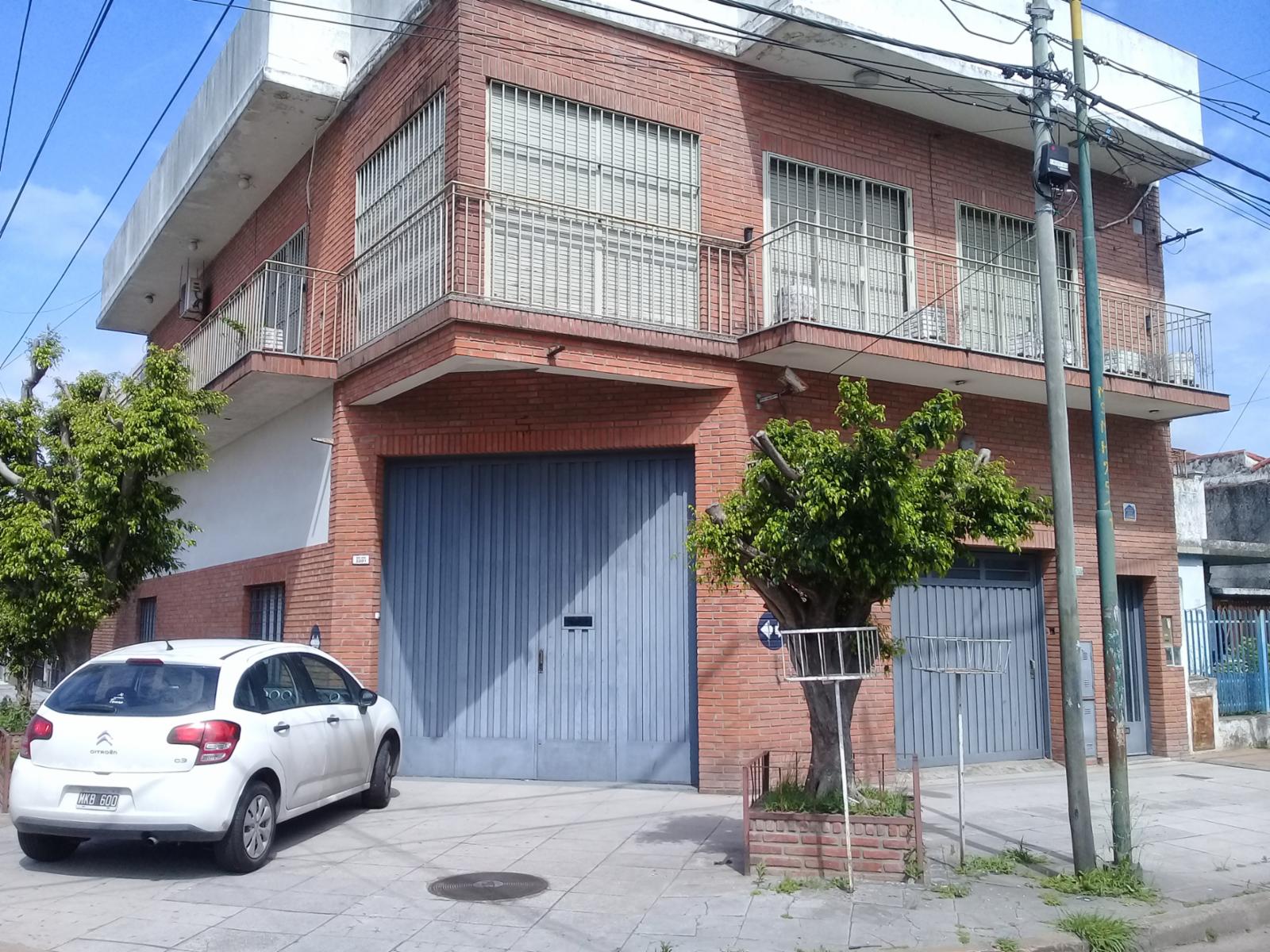 GALPON DOBLE de 250 m2  EN ESQUINA CON DEPARTAMENTOS PLANTA ALTA