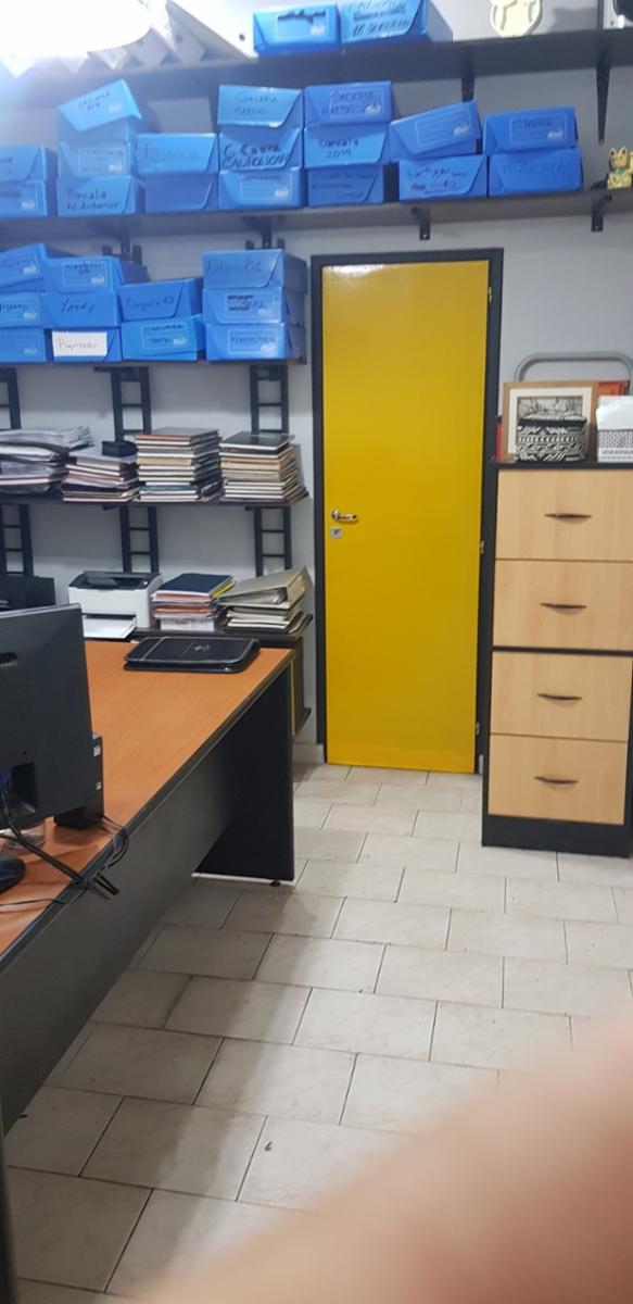 Excelente local a la venta y en Alquiler en zona muy comercial sobre la calle Arieta. Ideal para diversos emprendimientos. Posee 32,32 mts2. Oportunidad.