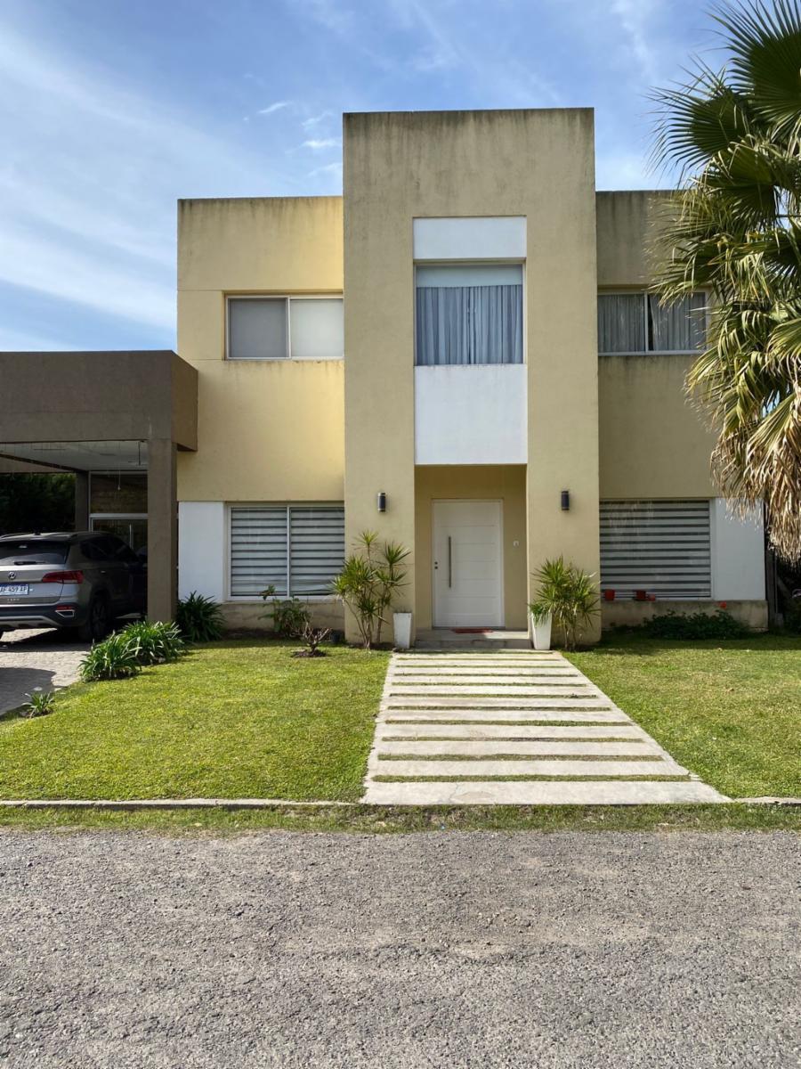 Amplia casa en venta