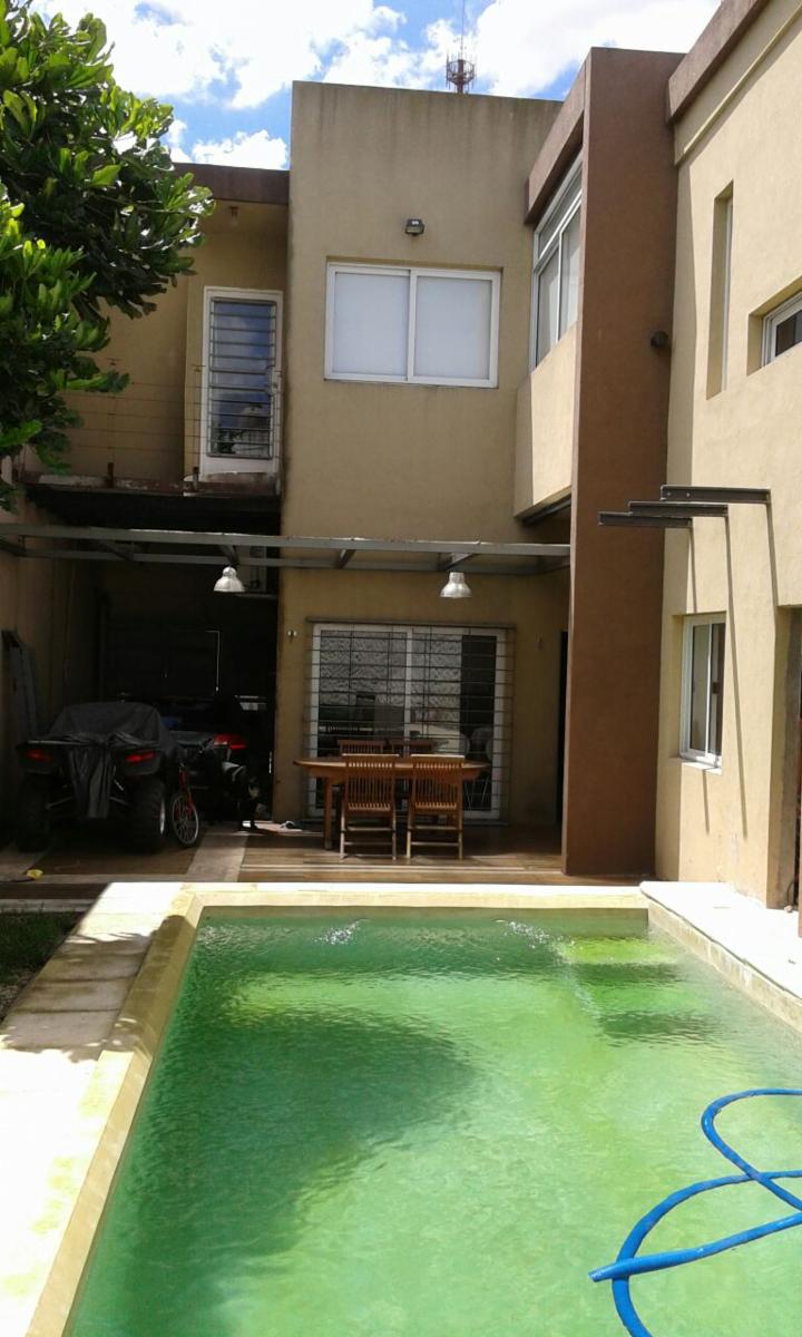CASA 5 AMBIENTES CON PISCINA , LOTE 12 MTS DE ANCHO , 275 M2 CUB Y 100 M2 DESC 