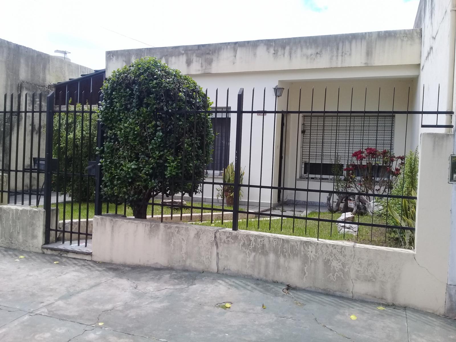 CASA AMERICANA DE 4 AMBIENTES CON GARAGE Y DEPOSITOS.