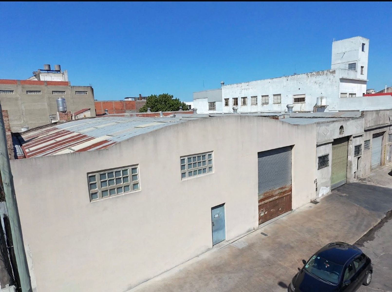 Alquiler depósito Industrial + oficinas y showrrom. Zonificación U2B.