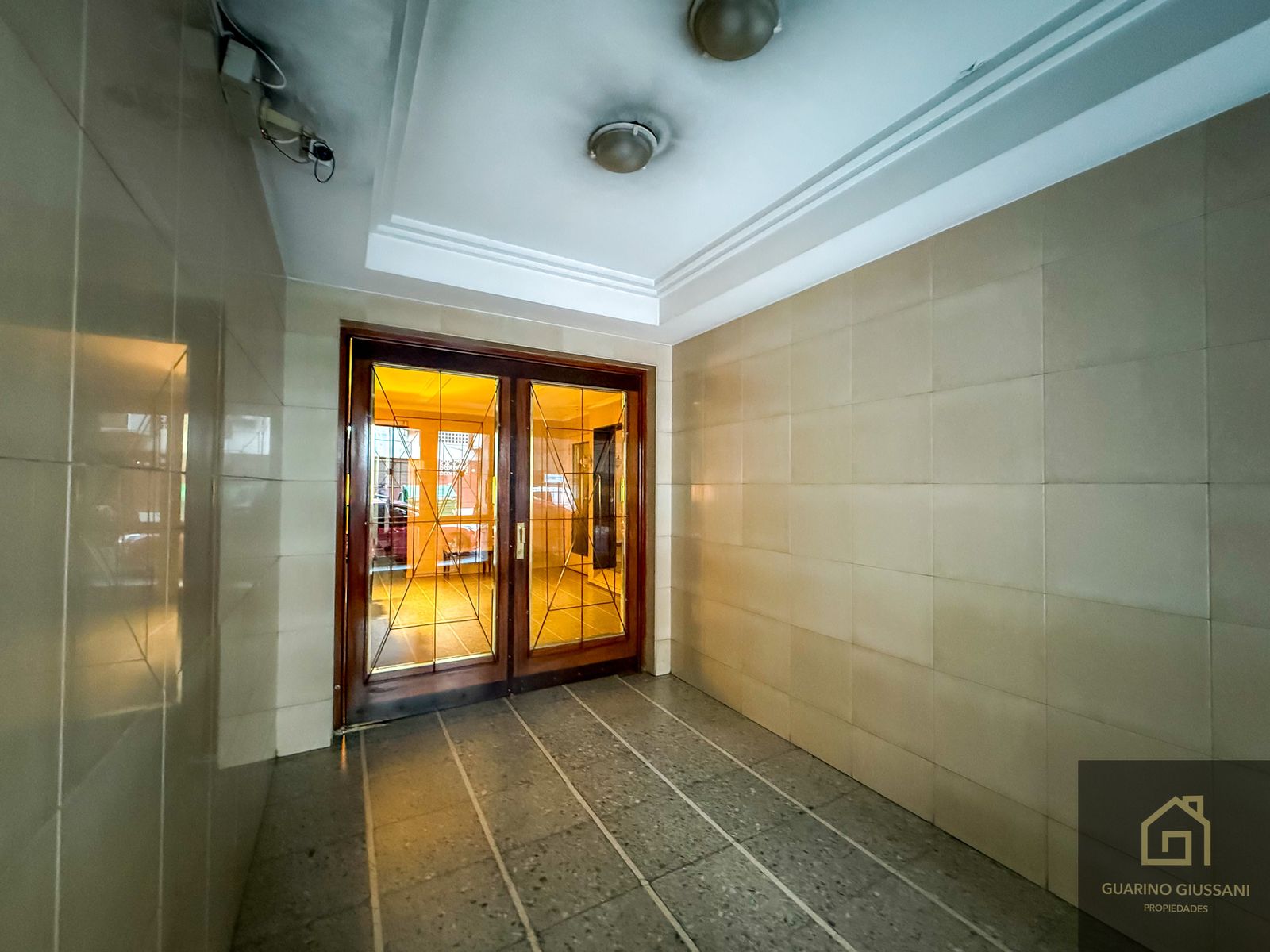 SEMIPISO DE 3 AMBIENTES CON DEPENDENCIA/ ESCRITORIO ENRECOLETA,ORIENTACION NORTE A REFACCIONAR