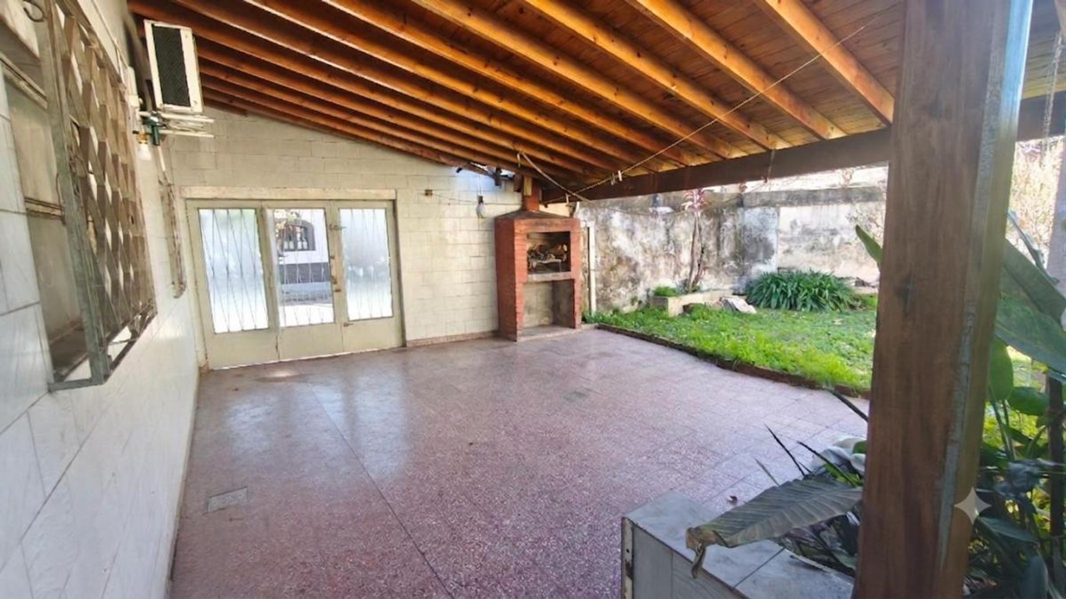 VENTA -CASA 4 AMBIENTES CON JARDIN, TERRAZA Y COCHERA CIUDADELA