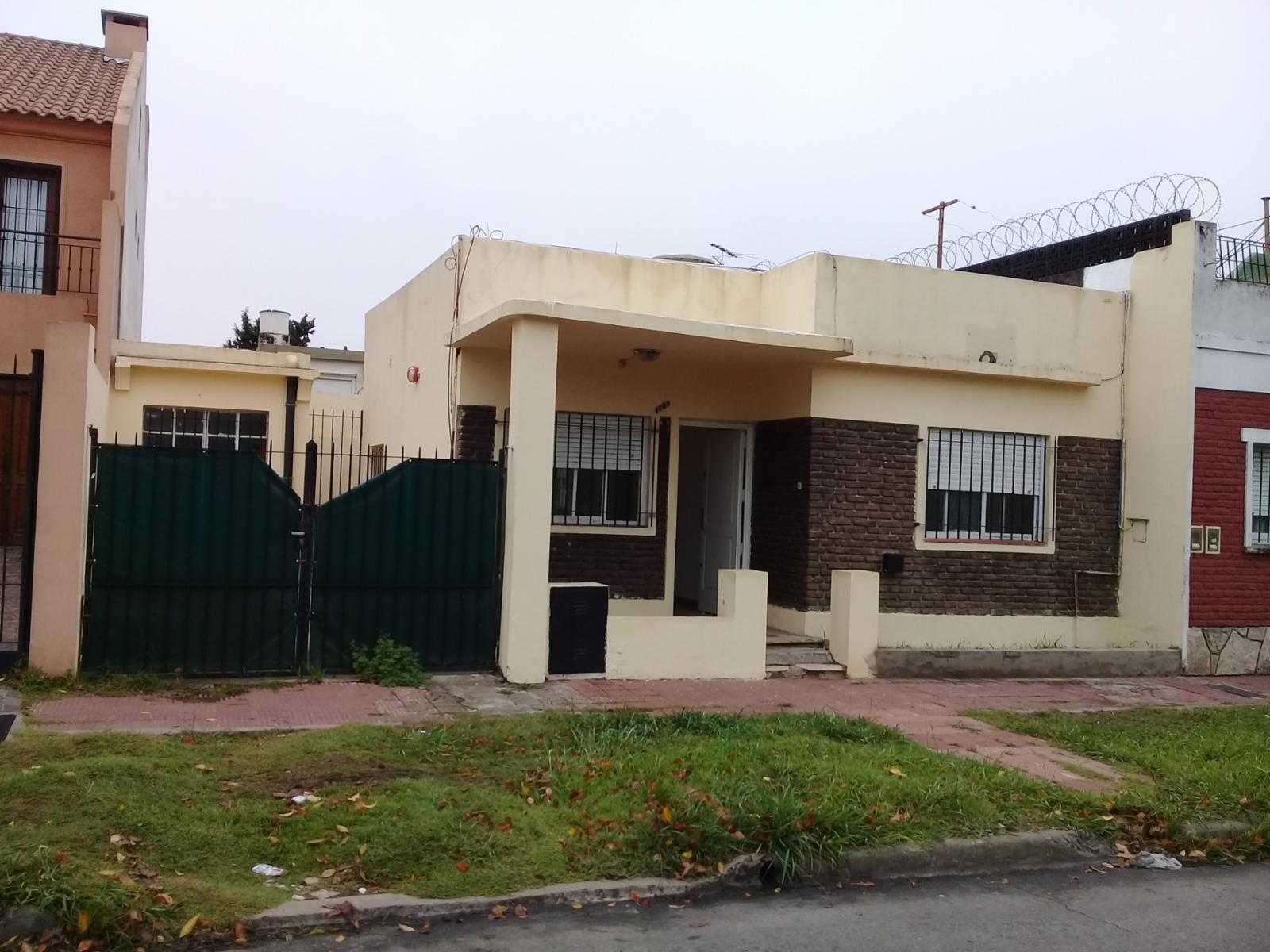 CASA 3 AMBIENTES CON ENTRADA DE AUTO MUY BUENA UBICACION