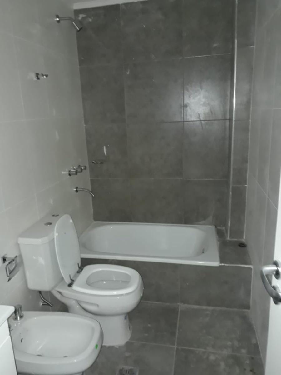 Excelente monoambiente con cochera en 16 entre 9 y 11 · Mercedes — foto 5