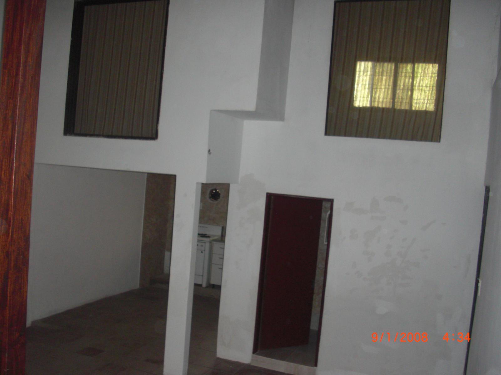 CASA DE 3 AMBIENTES CON JARDIN,GARAGE Y FONDO LIBRE, ZONA CAMINO DEL BUEN AIRE