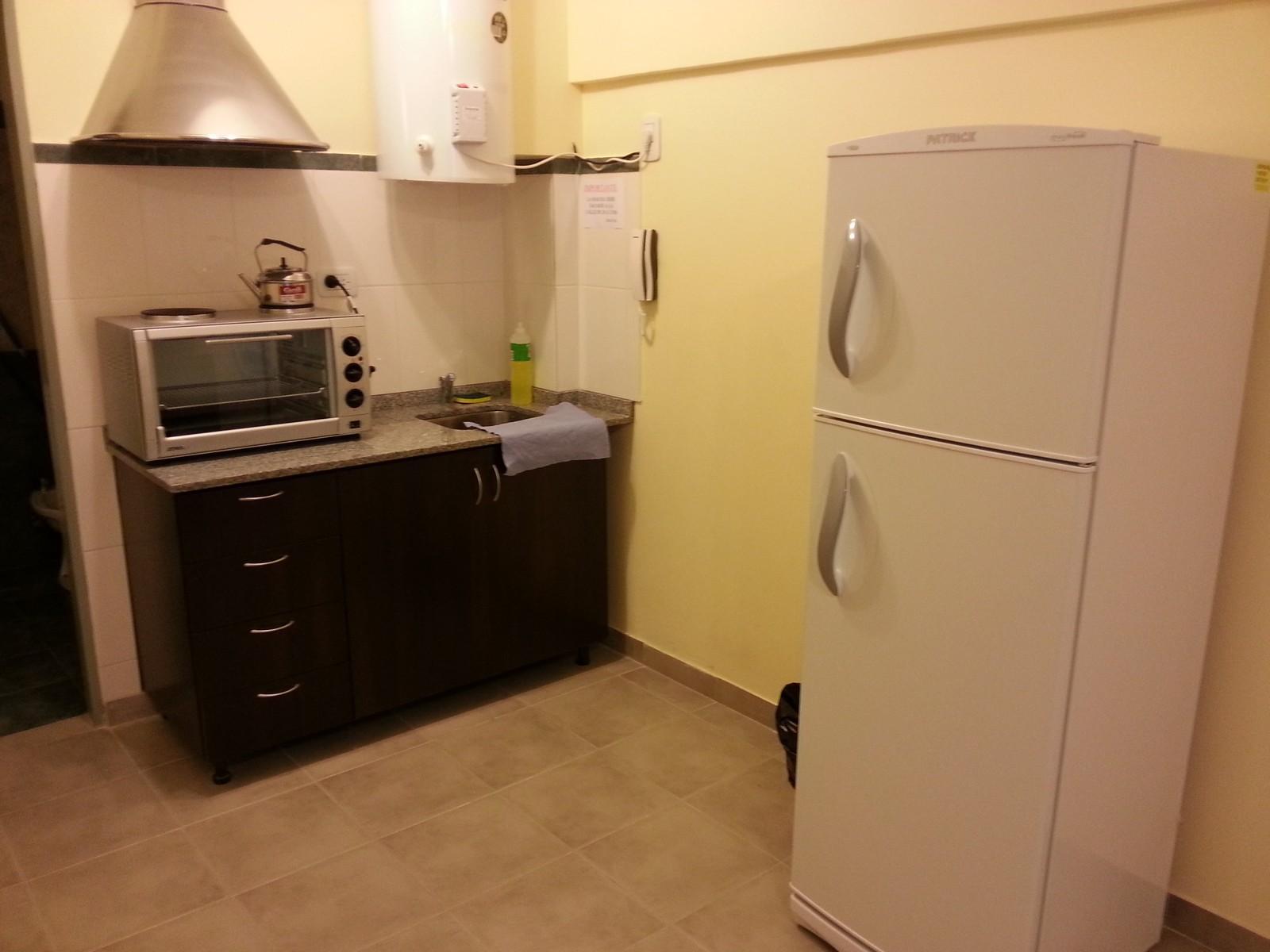 Monoambiente frente al Hospital Italiano, amplio 40m2, con balcon
