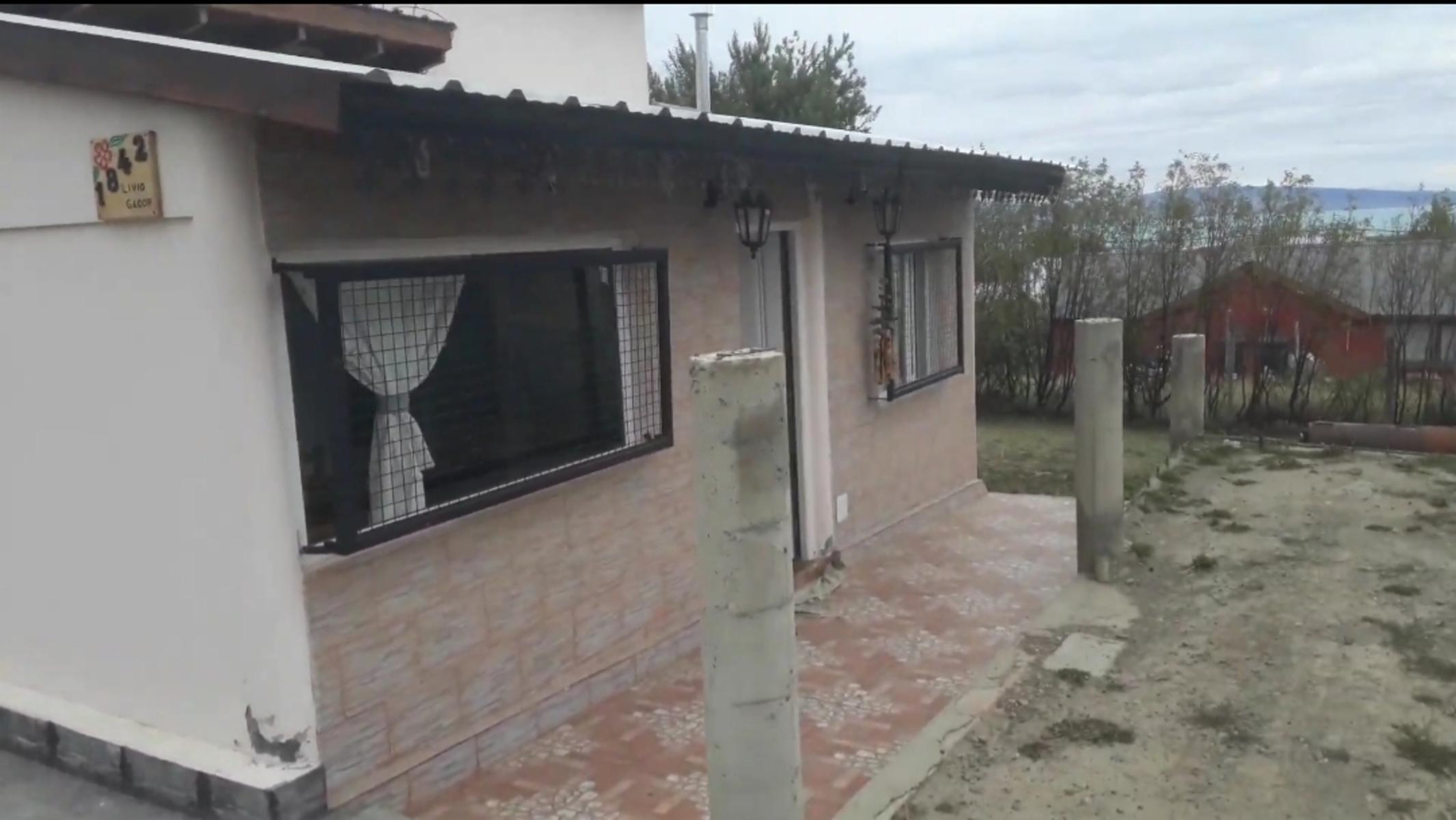 Vivienda ubicada en Barrio Lago Argentino con importante patio, lote cercado de 425 m2, construida con materiales tradicionales.