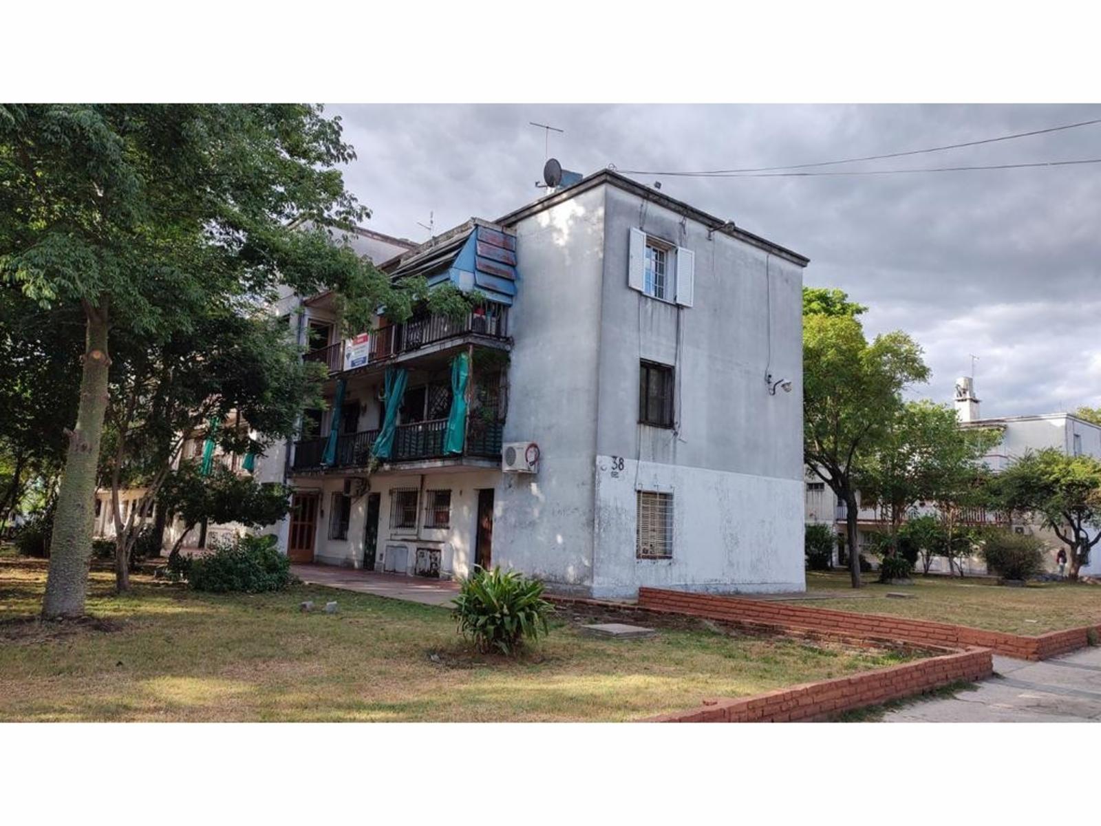 Departamento de 3 ambientes con balcón y terraza