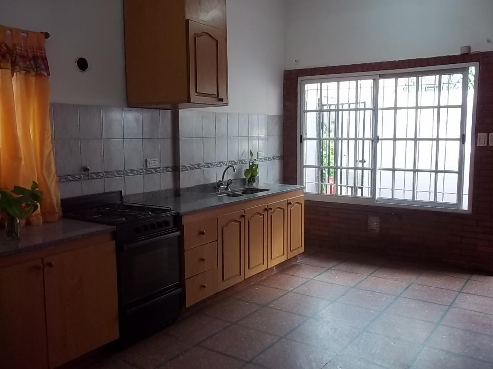 DEPARTAMENTO TIPO CASA 2 AMBIENTES EN ALQUILER ISIDRO CASANOVA.-
