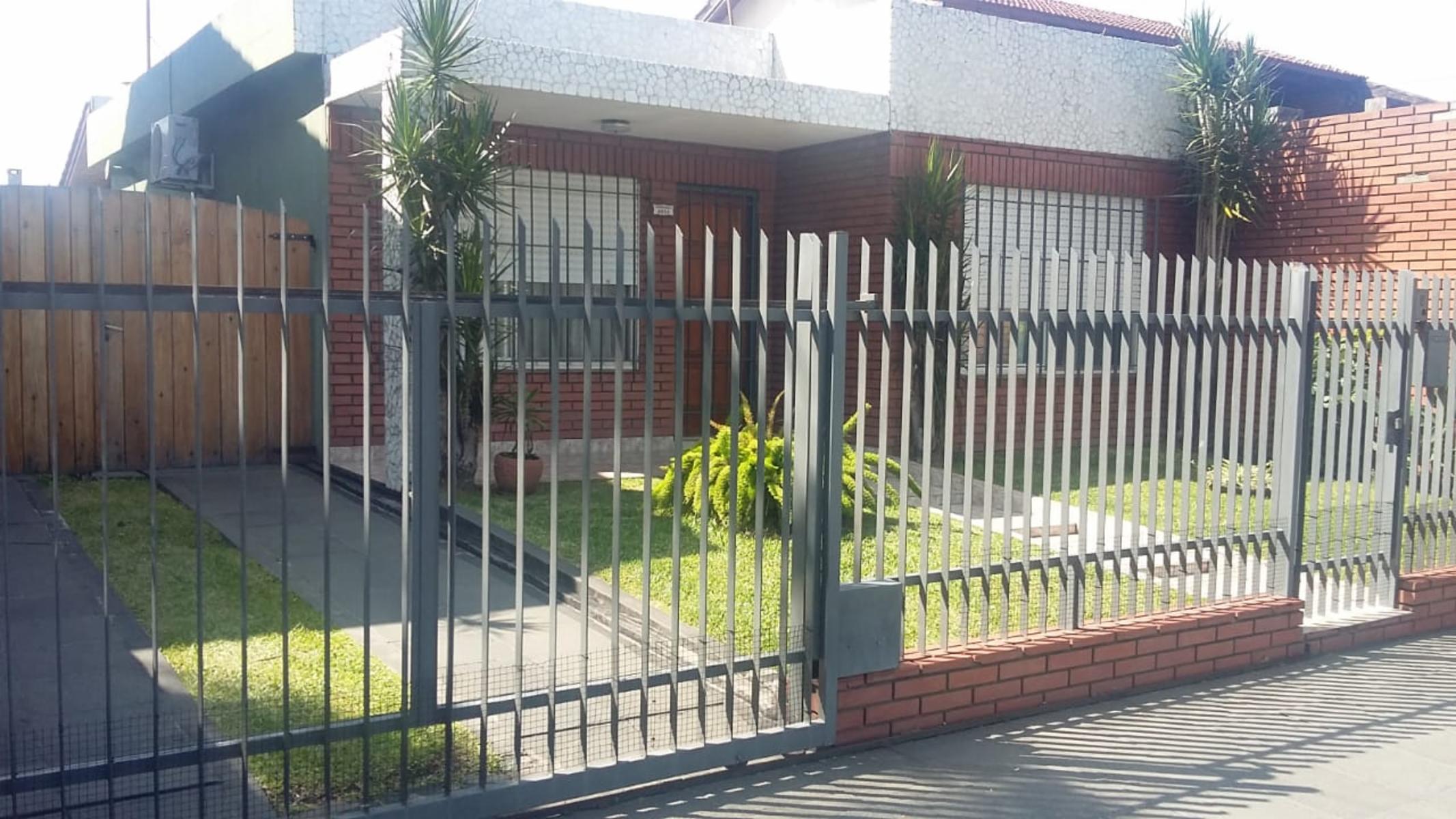 CHILAVERT. CAMPICHUELO Y 26 DE JULIO. CASA 3 AMBIENTES  CON ENTRADA PARA VARIOS AUTOS Y GRAN FONDO LIBRE