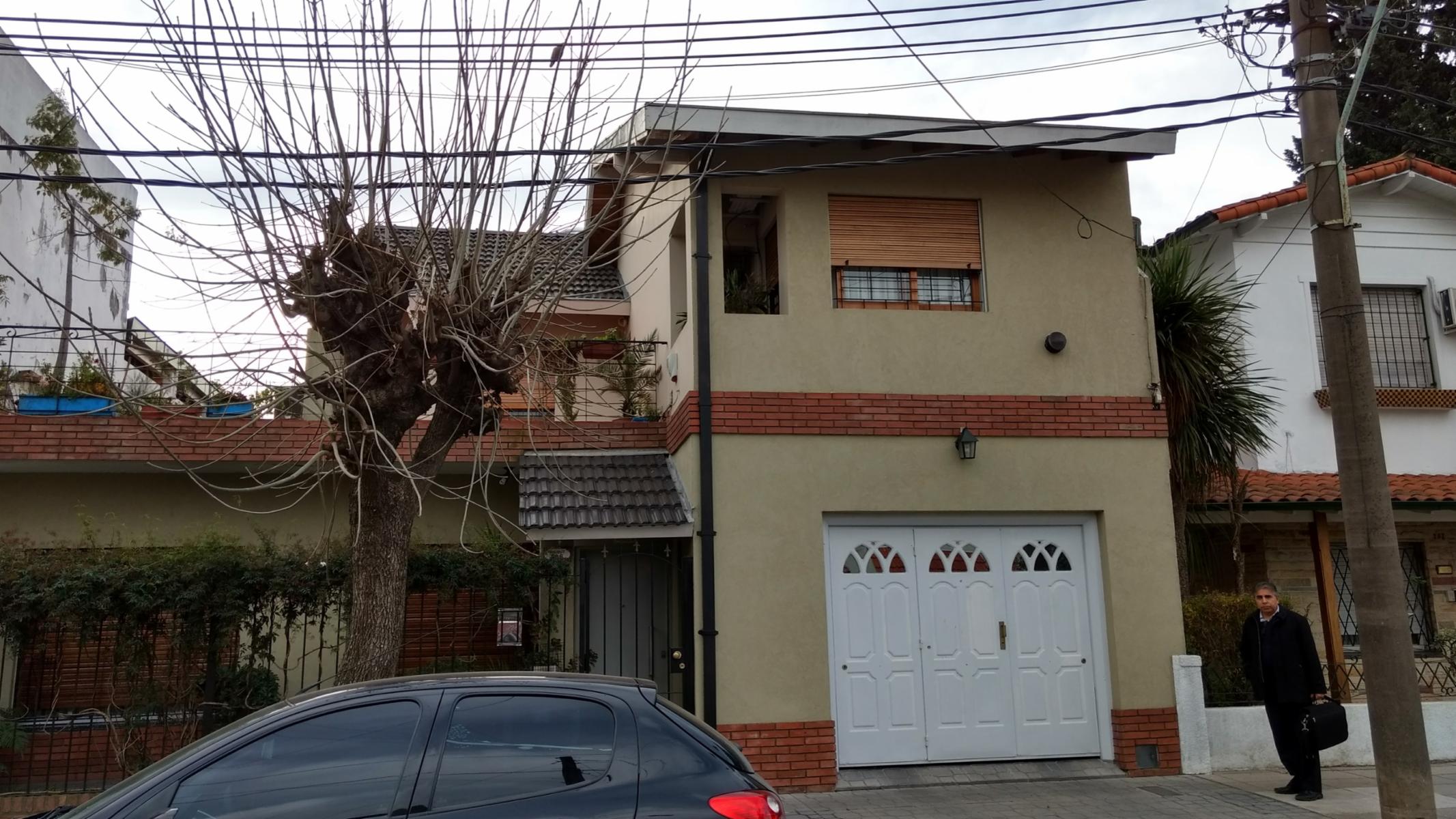 CASA DE 5 AMBIENTES EN LOTE PROPIO . SUP. 10 mts X 20 mts. ¡¡¡ ESTADO IMPECABLE Y MODERNO