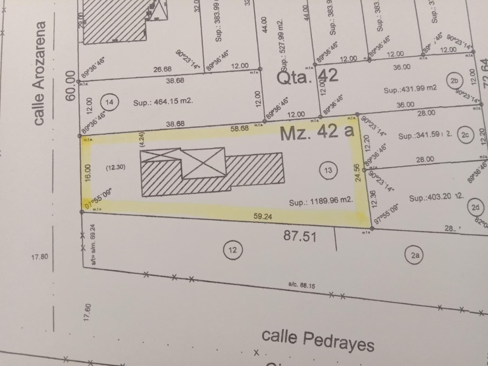 Amplia vivienda sobre parque muy sombreado