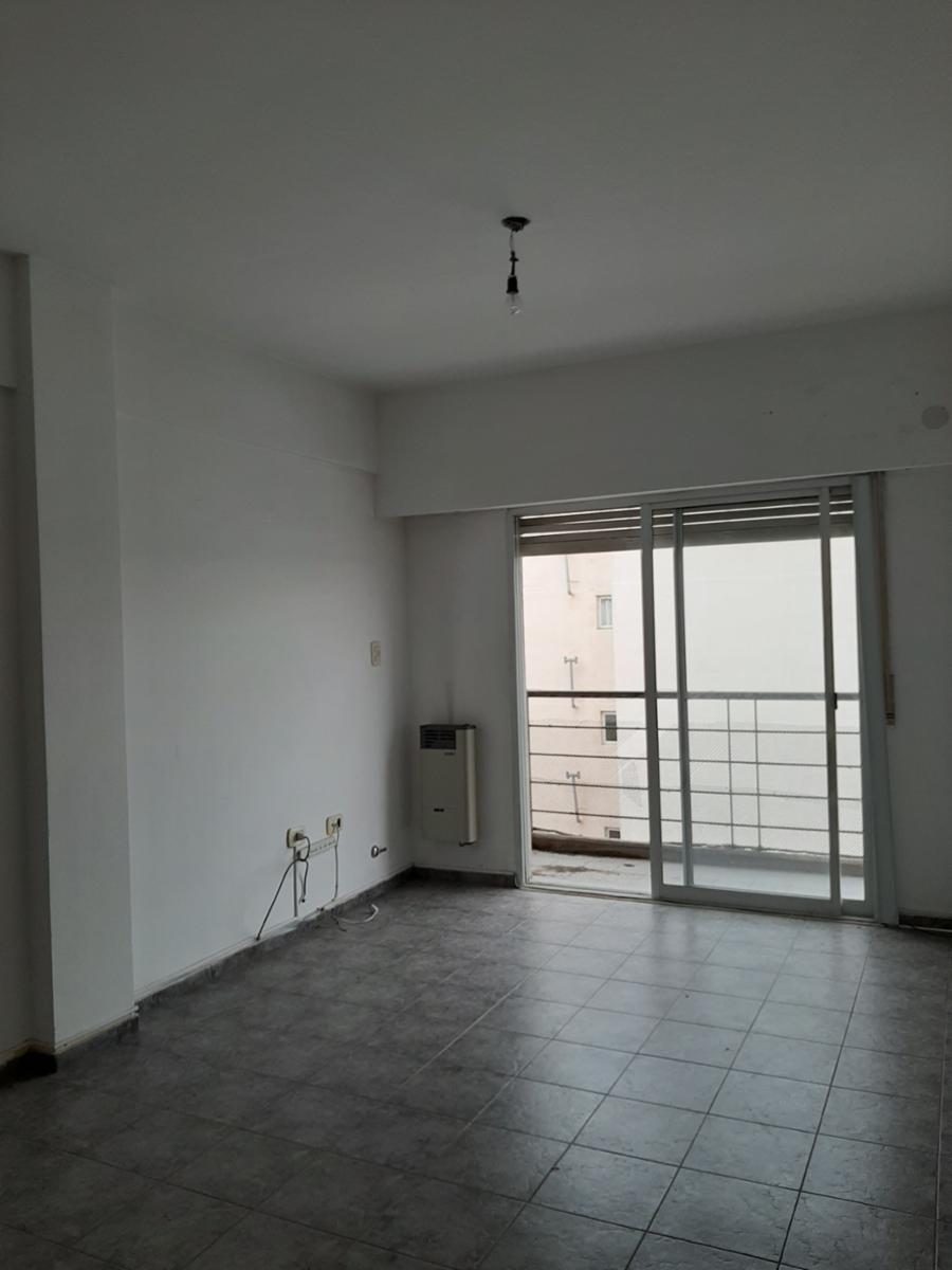 Departamento céntrico de 3 ambientes a 100 mts. de plaza principal, con cochera