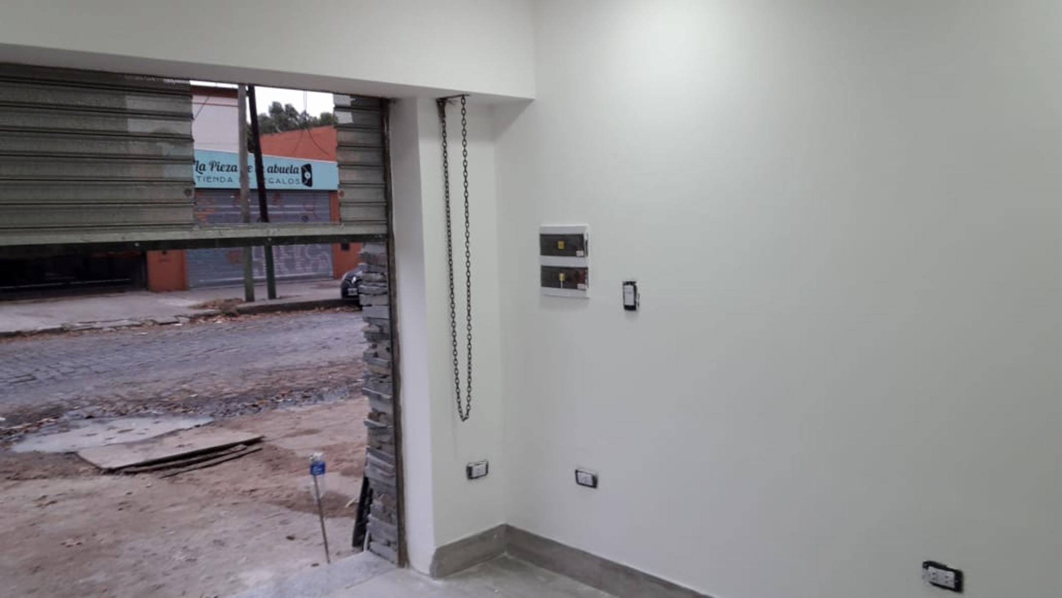 CARLOS PELLEGRINI AL 600 · Almirante Brown — foto 4