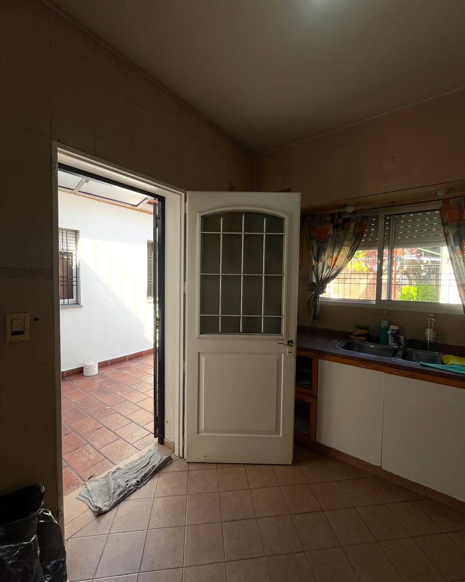VENTA CASA 6 AMB + 3 LOCALES