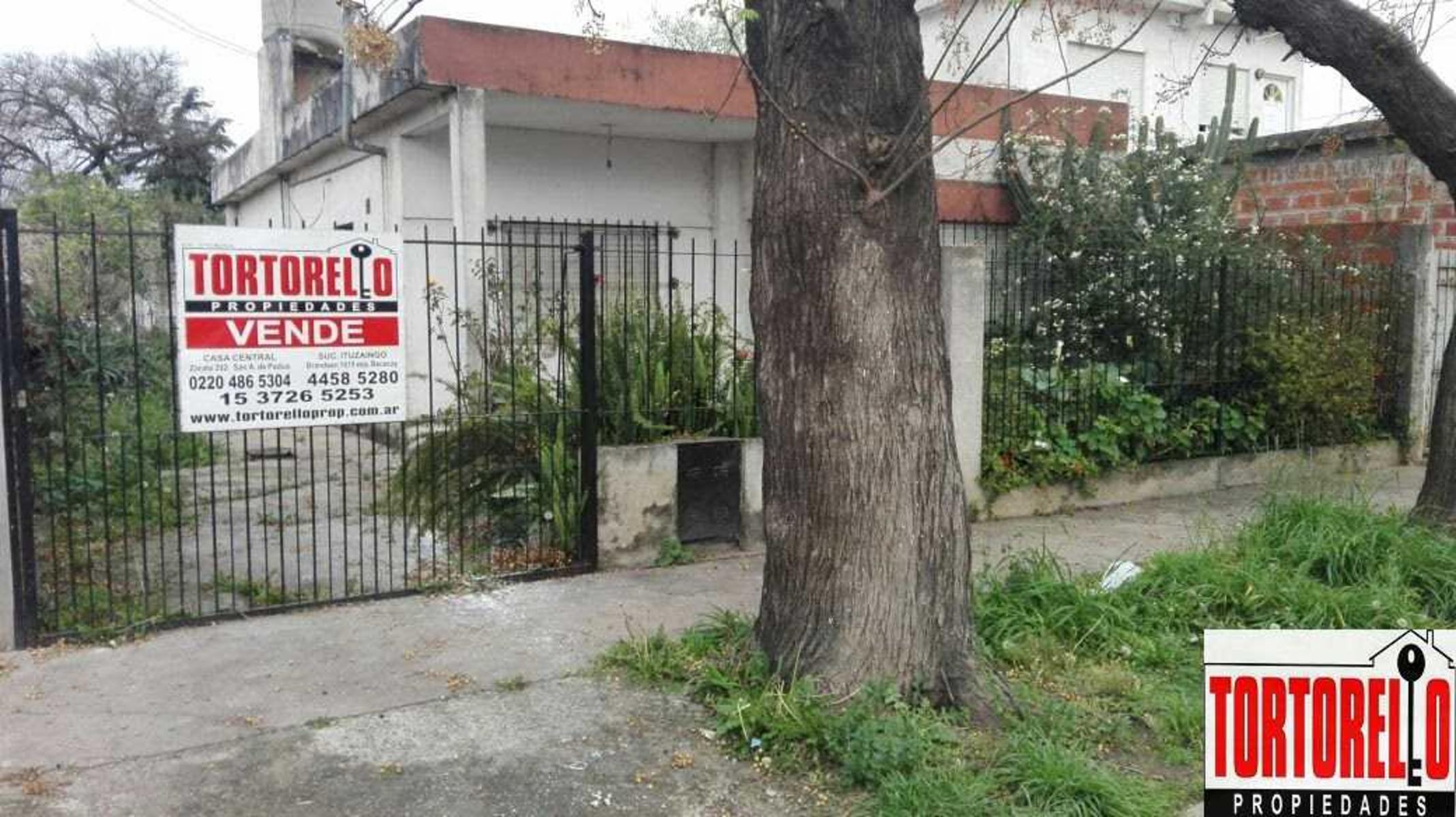 Venta de casa sobre amplio lote, Ituzaingo Norte.-