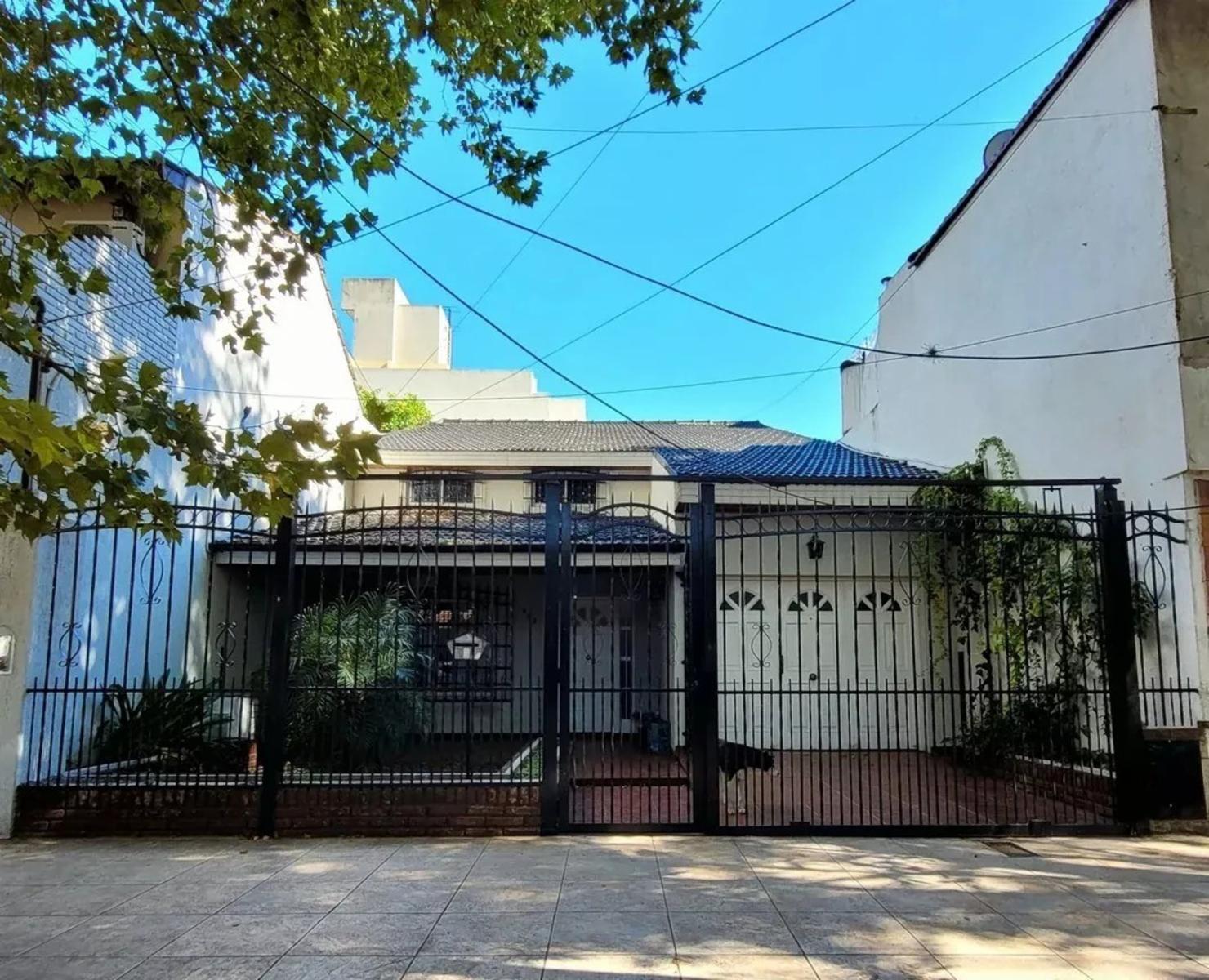 VENTA MORON CHALET 5 AMBIENTES CON JARDIN COCHERA