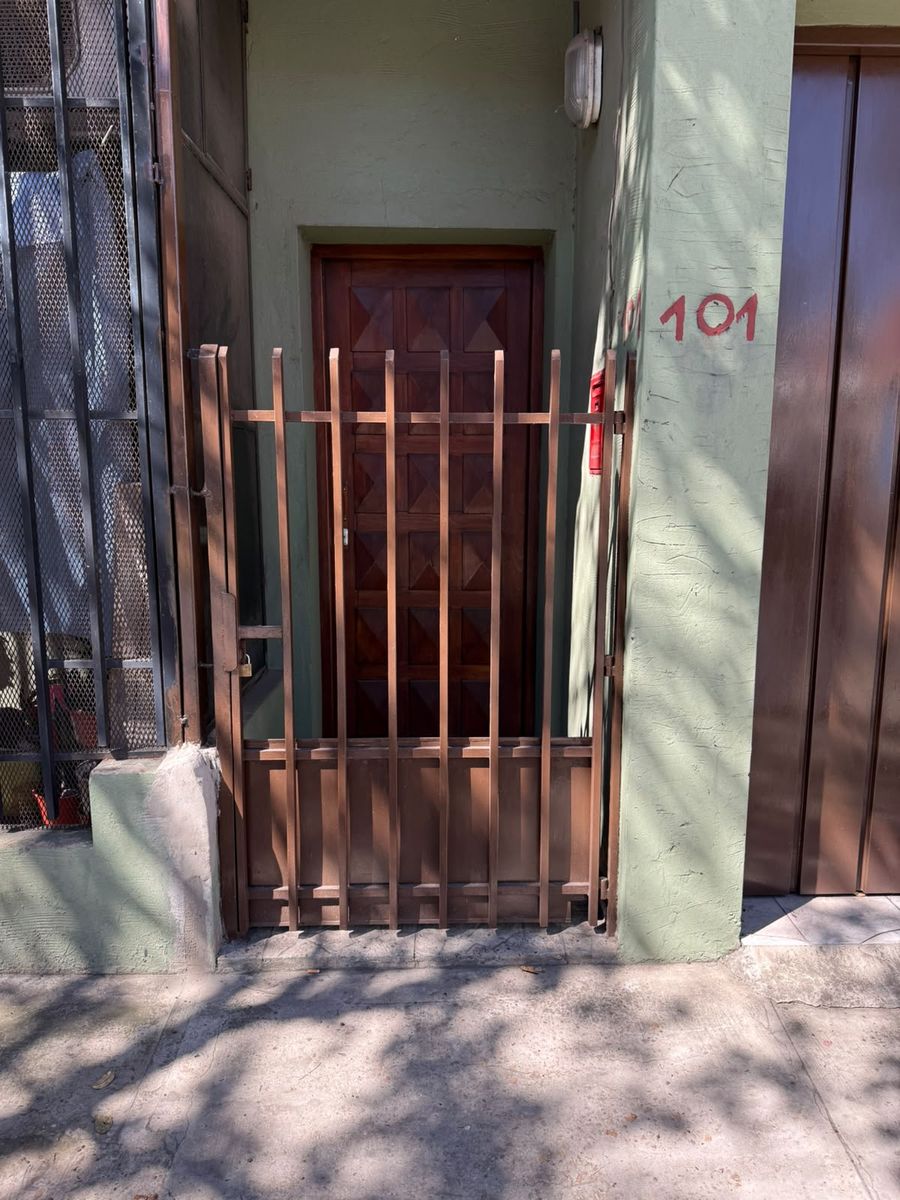 Casa Tipo PH En Alquiler 3 Ambientes, Primer Piso Por Escalera
