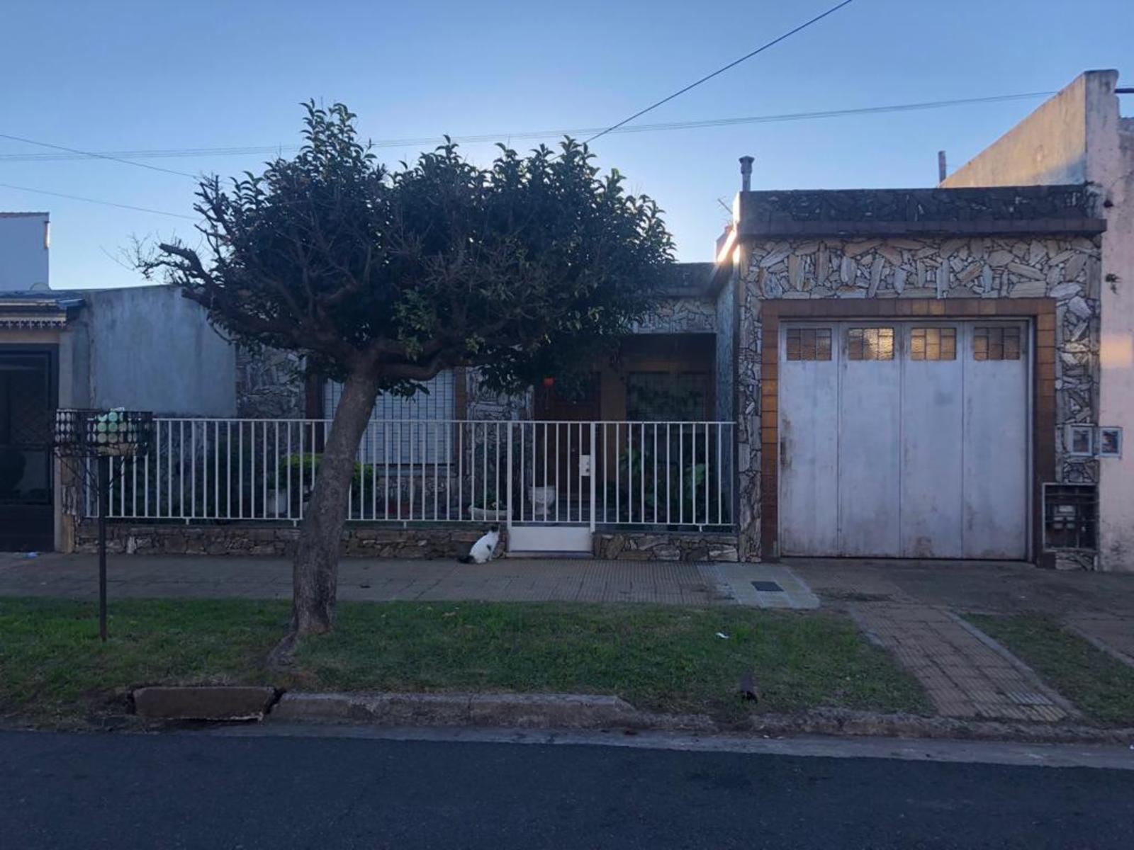 Casa en lote propio de tres ambientes