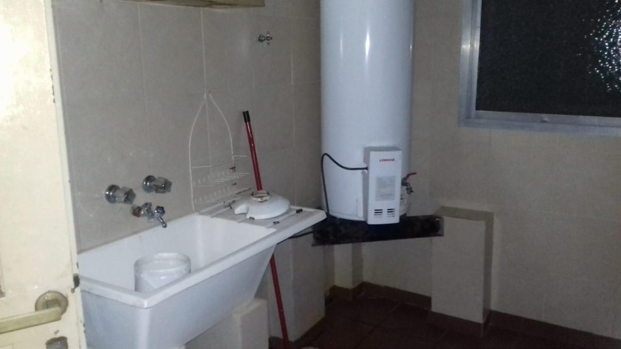 EXCELENTE CASA 2 PLANTAS EN LOTE PROPIO CON COCHERA SEMICUBIERTA, 4 HABITACIONES, PATIO Y FONDO LIBRE, LAVADERO Y JARDÍN DE INVIERNO. EXCELENTE ESTADO GENERAL.