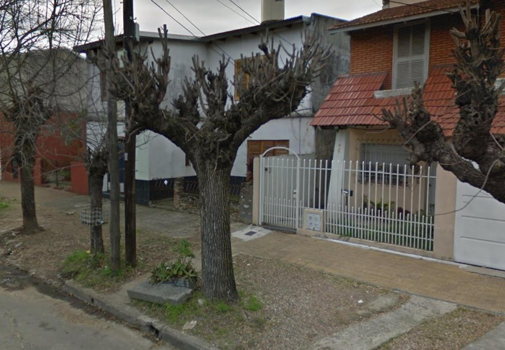 Depto tipo casa por pasillo de 3 ambientes con dos patios y parrilla.